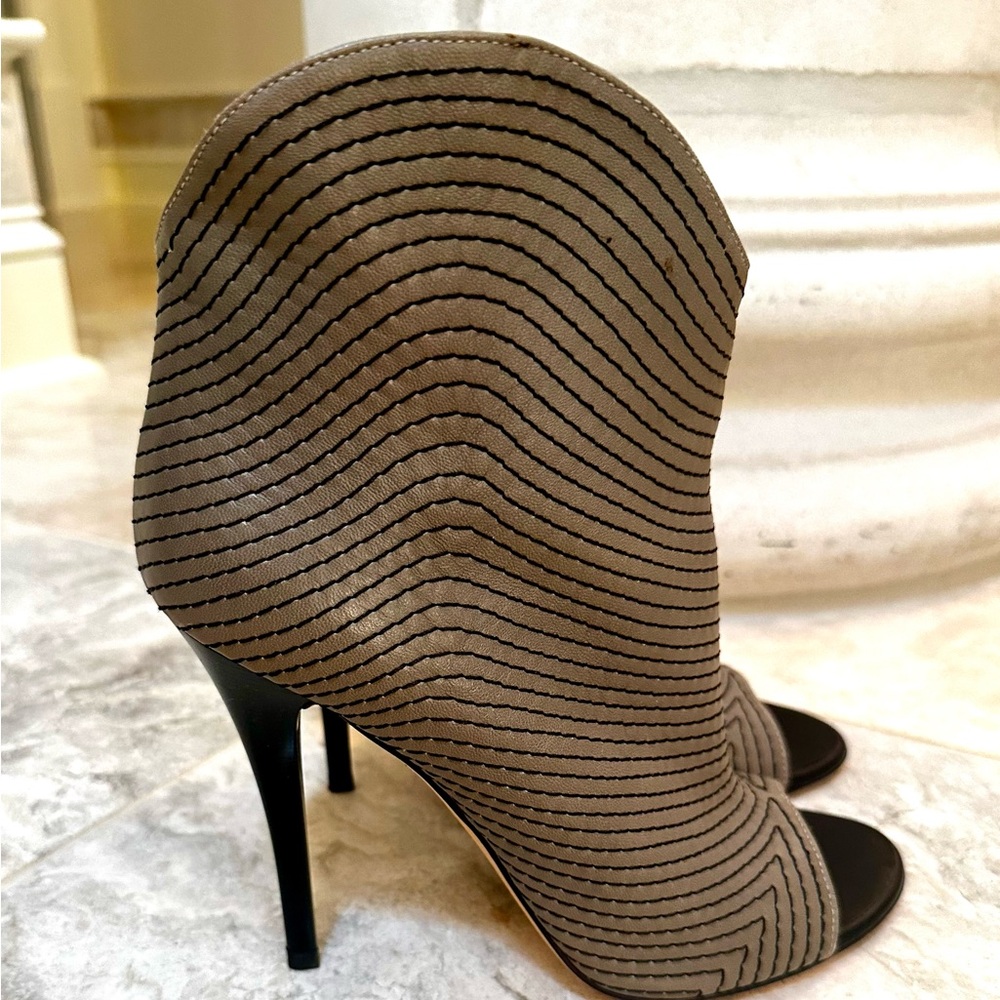Vero Cuoio Black and Tan Heeled Boots with Ribbed Texture